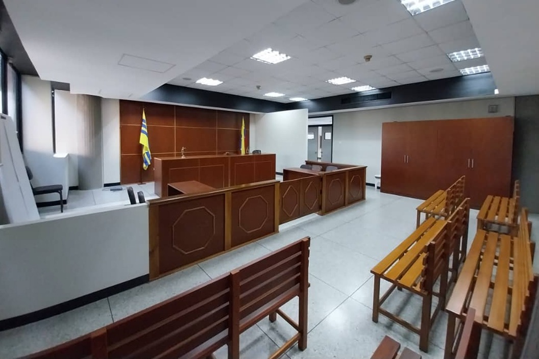 Modificación de espacios de la Sala de Usos Múltiples (SUM) para reubicar la Sala de Audiencia en UCAB Guayana